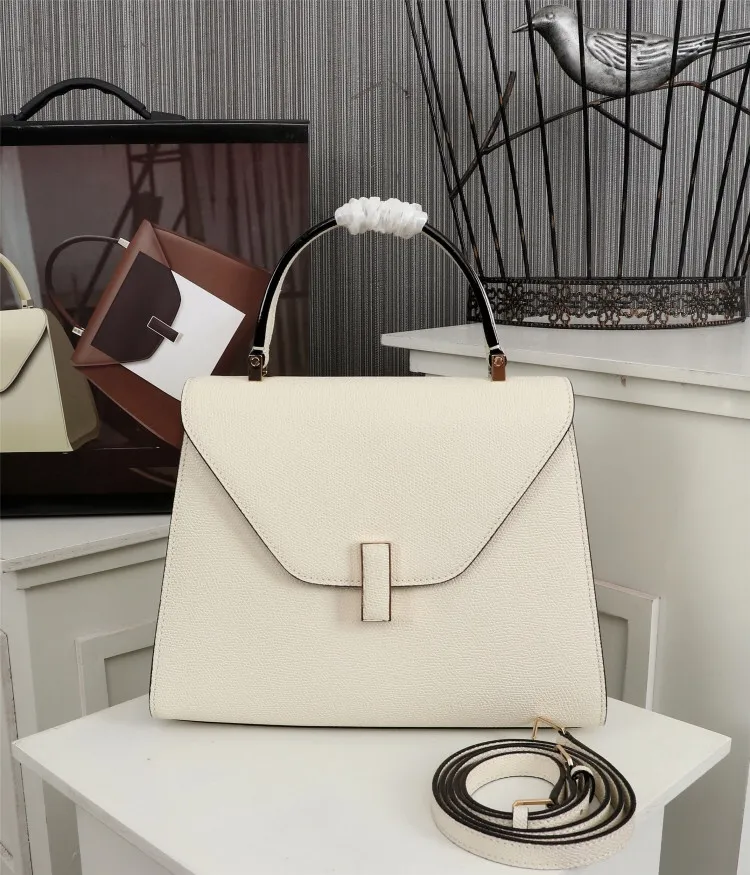In stock 👉Original medium size off-white, 👉Valextra Valextra Iside, known as Italian Hermès, is one of the most representative designs of Valextra. There is no obvious logo, but the simple collective line design is very recognizable, full of architectural art, and shows a capable and intellectual style. It is made of imported palm-print lining cowhide, with up to five stitches of handwork, and the shiny oil edges test the skill of the craftsman. Medium size: 26cm【6627#】